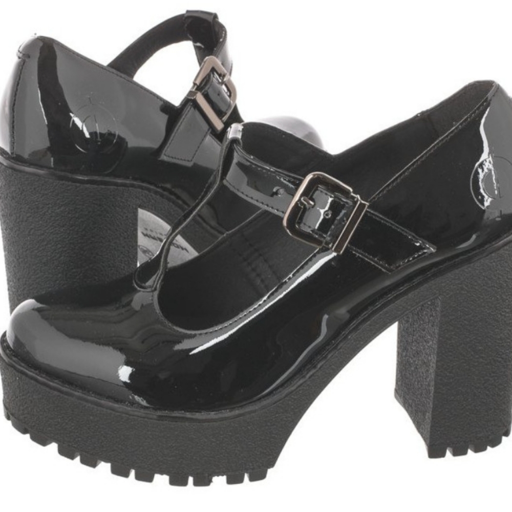 Shellys London  Shoes 10.  They are tight in the toes. Bought brand new.